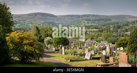 Royaume-Uni, pays de Galles, Powys, Brecon Beacons, Crickhowell, Llangattock, vue panoramique de Mynydd Llangatwg depuis le cimetière paroissial Banque D'Images
