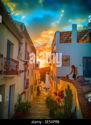 Scène de rue dans le village blanc de Frigiliana, province de Malaga, Andalousie, Espagne Banque D'Images