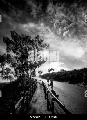 Cyclistes sur la route de Frigiliana à Torrox, Province de Malaga, Andalousie, Espagne Banque D'Images