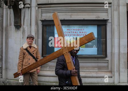Marche du vendredi Saint de Witness, Westminster, Londres, vendredi 3 avril 2026. Les membres du Methodist Central Hall Westminster portent une croix en bois dans le silence pr Banque D'Images