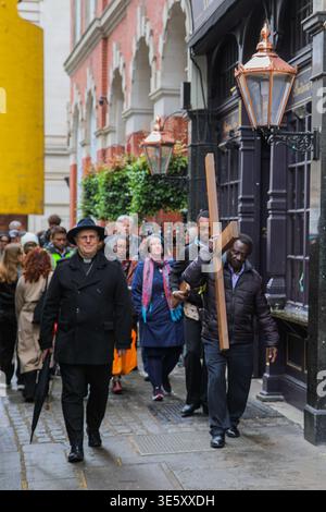 Marche du vendredi Saint de Witness, Westminster, Londres, vendredi 3 avril 2026. Les membres du Methodist Central Hall Westminster portent une croix en bois dans le silence pr Banque D'Images