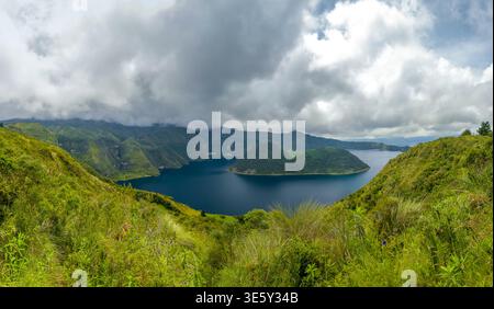 Laguna de Cuicocha avec l'île dans le lac de cratère, Équateur. Banque D'Images
