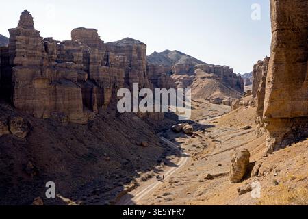 Formations géologiques uniques et falaises de grès stratifiées de la vallée des châteaux dans le parc national du Canyon Charyn Kazakhstan Banque D'Images