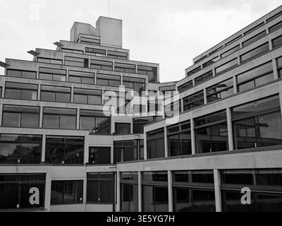 Bâtiments Norfolk Terrace conçus par Sir Denys Lasdun, Université d'East Anglia, Norwich, Royaume-Uni Banque D'Images