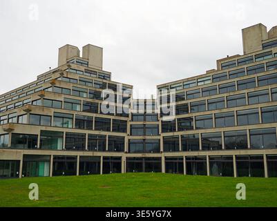 Bâtiments Norfolk Terrace conçus par Sir Denys Lasdun, Université d'East Anglia, Norwich, Royaume-Uni Banque D'Images