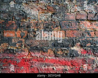 mur de briques fortement altérées Banque D'Images