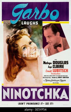 Cette affiche de film vintage de 1939 pour 'Ninotchka' représente Greta Garbo en train de rire, un moment remarquable car elle était célèbre pour ses rôles sérieux. L'affiche présente également une image de Melvyn Douglas et met en évidence la production de Metro-Goldwyn-Mayer dirigée par Ernst Lubitsch, faisant la promotion de la comédie romantique auprès du public. Banque D'Images