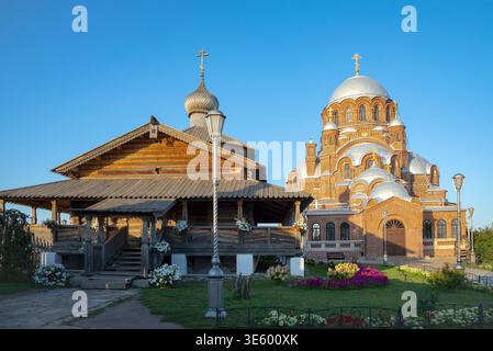 Église de la Trinité et Cathédrale de l'icône de la mère de Dieu 'joie à tous ceux qui pleurent' dans le monastère Jean-Baptiste, Sviyazhsk. Tatarstan, Russie Banque D'Images