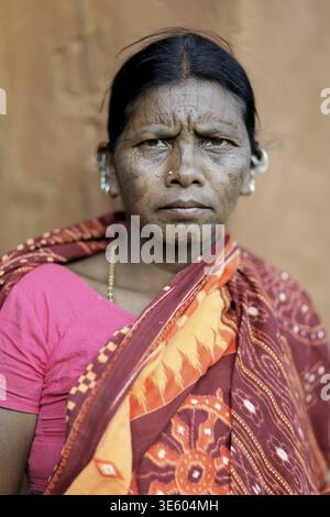 Odisha, Inde - 26 mars 2026 : vue du visage d'une femme gravé de tradition, orné de couleurs vives sur fond discret, racontant des histoires de heri Banque D'Images