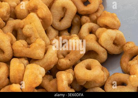 Gros plan des collations assorties à la pâte frite avec texture dorée croustillante, cuisine de rue populaire servie fraîche, adapté au fond alimentaire, cuisine traditionnelle Banque D'Images