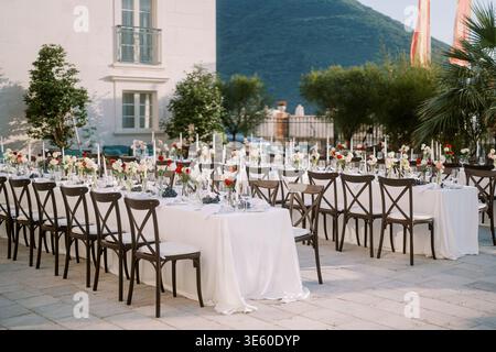 Cadre de mariage serein au bord du lac, décor rustique et éclairage tamisé Banque D'Images