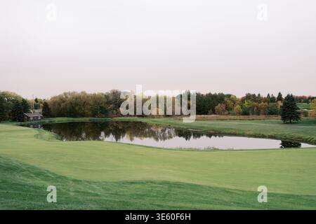 Cours préparé avec des contours doux et des reflets d'eau miroirs Banque D'Images