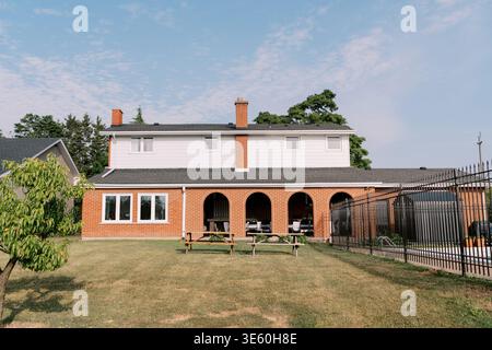 Belle résidence avec pelouse. Maison moderne avec arches et jardin Banque D'Images