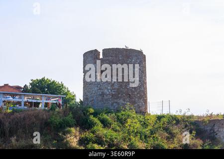 Ruines antiques de vieux moulin à vent dans la vieille ville de Nessebar, Bulgarie Banque D'Images