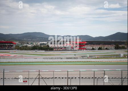 Vue panoramique du circuit de Barcelona-Catalunya et des tribunes principales sous un ciel nuageux lors d'un événement de sport automobile à Montmelo, Espagne. Banque D'Images