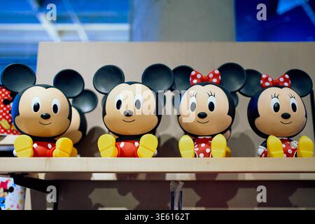 Mickey et Minnie Mouse ont stylisé des figurines en plastique assis sur une étagère dans une boutique de souvenirs. Jouets de personnages Disney colorés et présentoir de détail. Banque D'Images