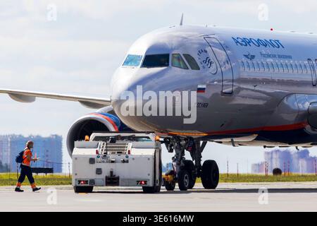 Moscou, Russie – un Airbus A320 de la compagnie aérienne Aeroflot est remorqué par un tracteur de refoulement à l'aéroport international de Sheremetyevo Banque D'Images