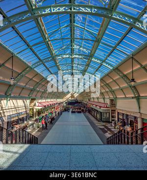 Vues intérieures par une journée ensoleillée du marché intérieur Grainger rénové classé Grade 1 à Newcastle upon Tyne avec des gens qui fraisent autour Banque D'Images