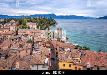 Vue aérienne du centre historique de Sirmione sur le lac de Garde. Situé sur la péninsule de Sirmio, c'est l'une des villes lacustres les plus emblématiques du nord de l'Italie Banque D'Images