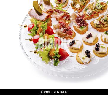 Nourriture, Un assortiment magnifiquement arrangé de canapés avec diverses garnitures telles que des viandes, des fromages et des légumes. Cet élégant plateau est parfait f Banque D'Images