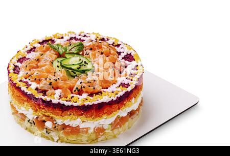 Nourriture, Un gâteau superposé magnifiquement conçu avec des tranches de saumon entrecoupées de légumes colorés et surmontées de fromage à la crème. Le vibrant Lay Banque D'Images