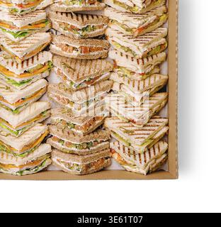Food, Un plateau soigneusement arrangé présente une variété de sandwichs fraîchement préparés avec des couches de légumes, de viandes et de fromages. Cette sprea colorée Banque D'Images