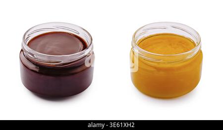 Nourriture, deux bocaux en verre avec sauce barbecue et sauce aigre-douce à la mangue isolé sur fond blanc, gros plan Banque D'Images