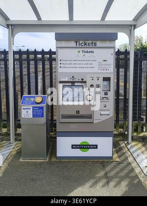 L'invention concerne un distributeur automatique de billets en libre-service situé sur une plate-forme de gare, fournissant des solutions de billetterie automatisées pour les navetteurs quotidiens et les voyageurs. Banque D'Images