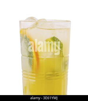 Food, Un grand verre rempli d'une boisson fraîche aux agrumes avec des tranches d'orange et de menthe fraîche, offrant un look rafraîchissant parfait pour un da d'été Banque D'Images