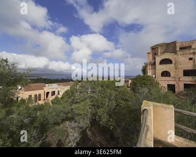Une photo d'une vue d'un hôtel abandonné Banque D'Images