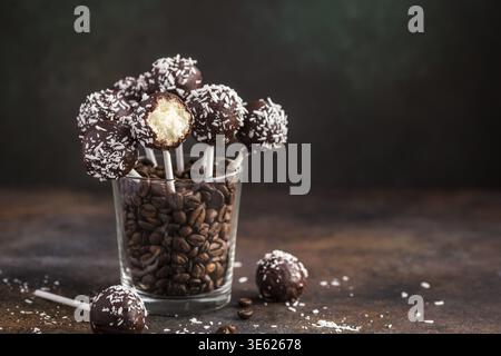 Nourriture, délicieux pop à la noix de coco maison et gâteau au chocolat, focus sélectif Banque D'Images