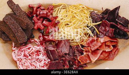 De la nourriture, Un étalage de viandes séchées assorties et des collations sont disposés sur un plateau. La sélection comprend Jerky, bâtonnets de viande, et diverses charcuteries, créat Banque D'Images