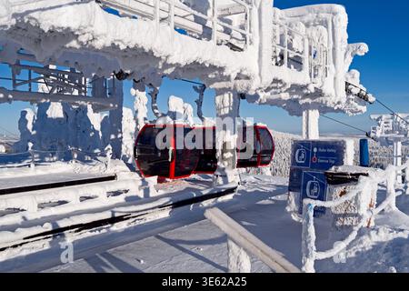 Kuusamo, Finlande – 12.02.2019, les gondoles rouges de la vallée de Ruka arrivent à la station Saarua Top dans le domaine skiable de Ruka par une journée ensoleillée d’hiver Banque D'Images