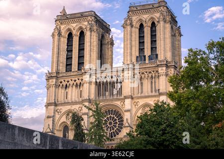 Paris, France - 08 04 2025 : vue détaillée de la façade supérieure de la cathédrale notre Dame de Paris. L'image met en valeur l'architecte gothique complexe Banque D'Images