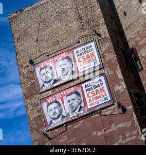 Propagande électorale, Budapest, Hongrie UNGARN, 04.2026, Budapest VIII. Bezirk. Plakat der Regierungspartei Fidesz vor den Parlamentswahlen AM 12. Avril. Hauptfiguren sind der ukrainische Praesident Wolodymyr Selenskyj und dessen angeblicher Buettel, Oppositionsfuehrer PÃ *** propagande électorale, Budapest, HONGRIE, 04 2026, Budapest VIII district affiche du parti au pouvoir Fidesz avant les élections législatives du 12 avril les principales figures sont le président ukrainien Volodymyr Selenskyj et son allié, chef de l'opposition PÃ Copyright : MartinxFejer/estost.net Fejer26040100 Banque D'Images