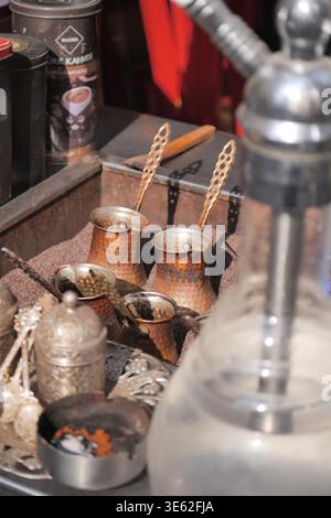Préparation de café turc dans un style traditionnel au marché local Banque D'Images