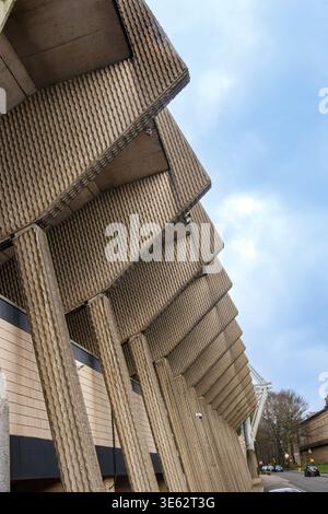Vue en angle bas de l'extérieur en béton texturé montrant des détails architecturaux brutalistes du terrain de football du parc St James de Newcastle upon tyne Banque D'Images