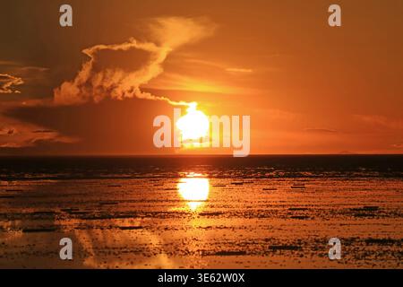 Vue spectaculaire du coucher du soleil sur les plaines salines inondées d'Uyuni en Bolivie, Amérique du Sud Banque D'Images