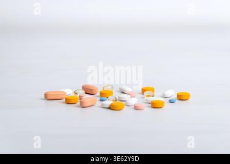 Pilules dispersées sur fond propre avec espace de copie, concept pharmaceutique et de soins de santé Banque D'Images