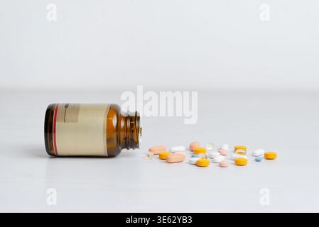 Flacon de médecine avec pilules dispersées et grand espace de copie, concept de soins de santé et pharmaceutique Banque D'Images