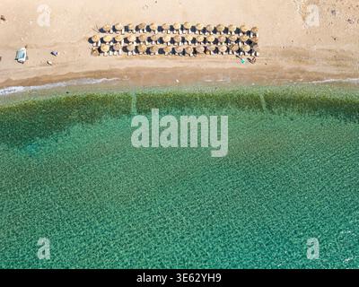 Vue de haut en bas de la plage de Livadi sur l'île de Thasos, Grèce Banque D'Images