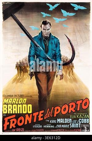 Affiche de film pour 'on the Waterfront' (titre original 'Fronte del Porto') de 1954, créée par l'artiste italien Anselmo Ballester pour Columbia Pictures. L'œuvre présente un Marlon Brando à face sévère, sanglant et armé, dans une composition dramatique avec un grand crochet et des colombes symboliques représentant l'espoir et la lutte. Banque D'Images