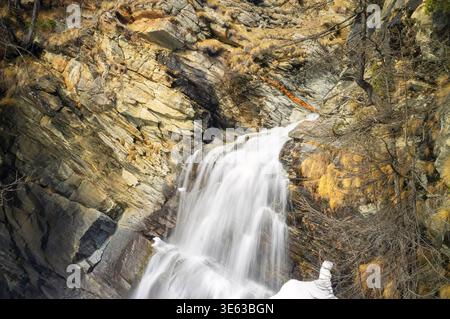 Vue sur les cascades de Lillaz, gelées en hiver. Lillaz est un petit village dans la vallée de Cogne, branche latérale de la principale vallée d'Aoste (Italie). Banque D'Images