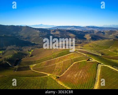 Vue aérienne des vignobles de la région vallonnée des Langhe (Piémont, Italie du Nord), saison d'automne ; site de l'UNESCO depuis 2014. Banque D'Images