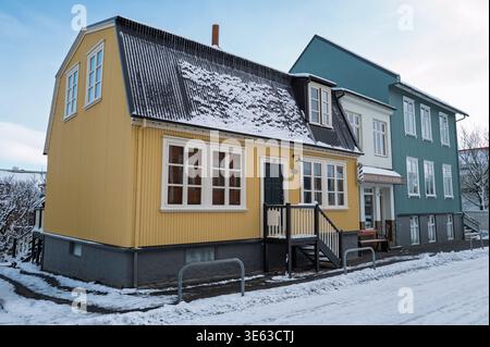 Maisons anciennes traditionnelles dans le quartier de Vesturbær à Reykjavík, charmante architecture résidentielle historique en Islande Banque D'Images