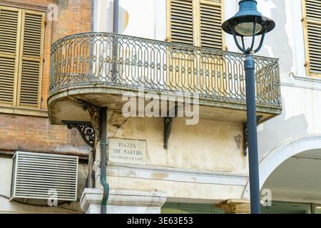Balcon rond italien avec grilles en fer forgé. Architecture ancienne dans la ville de Rimini Italie. Piazza Tre Martiri. Façade de construction de maison. Banque D'Images