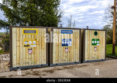 Pont, Côte-d'Or, France - 3 avril 2026 : une rangée de conteneurs modernes pour la collecte séparée et le recyclage des déchets situés dans une rue dans un village français Banque D'Images