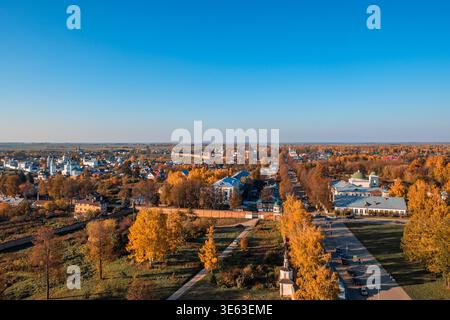 Vue d'automne sur la ville de Suzdal depuis le clocher Banque D'Images