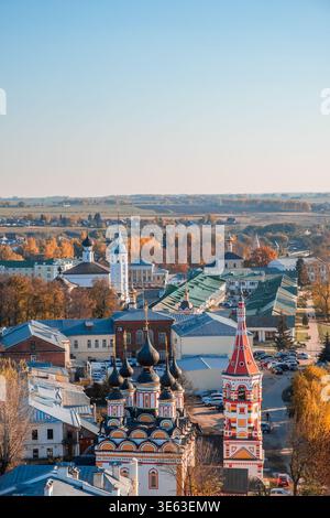 Vue d'automne sur la ville de Suzdal depuis le clocher Banque D'Images