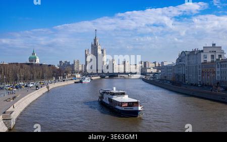 Une vue pittoresque sur la rivière Moscou avec un bateau, une belle architecture et un ciel bleu clair, Banque D'Images